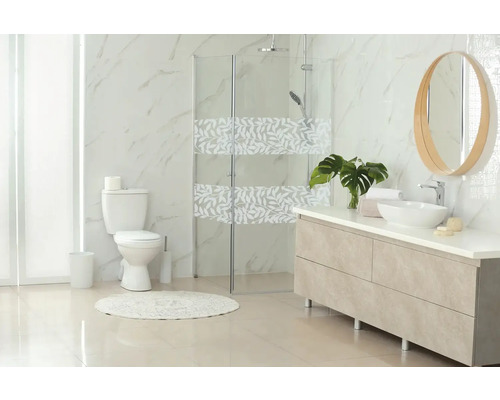 Ljust badrum med dusch, toalett, tvättställ och spegel