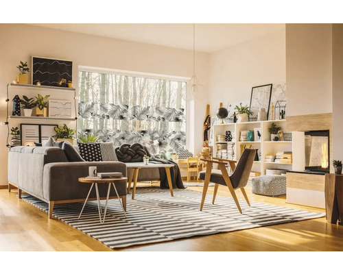 Vardagsrum med soffa, hyllor, fönster och randig matta