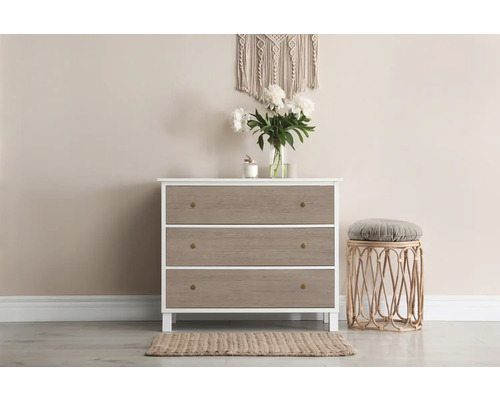 Byrå med tre lådor, pall och dekoration