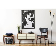 Vardagsrum med byrå, stol, lampa och dekoration