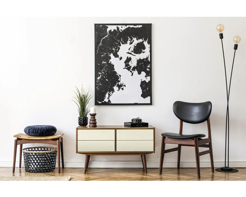 Vardagsrum med byrå, stol, lampa och dekoration