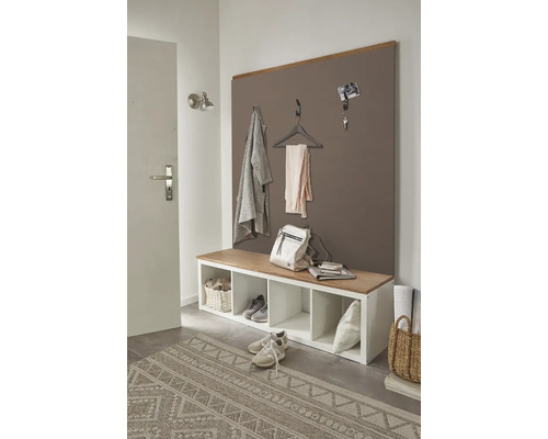 Hall med garderobspanel, sittbänk med förvaring, matta och dekoration