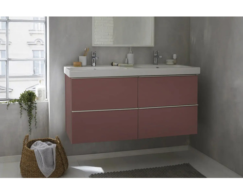 Badrum med tvättställsskåp, spegel och förvaringsutrymme