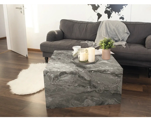 Vardagsrum med grå soffa och kvadratiskt soffbord i marmorlook