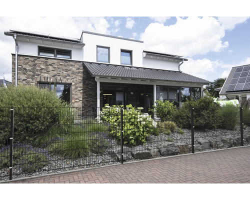 Hus med dubbeltrådsstängsel och trädgård