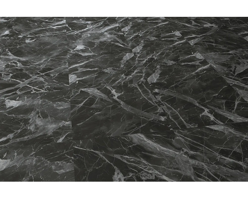 Golv med plattor i marmorlook