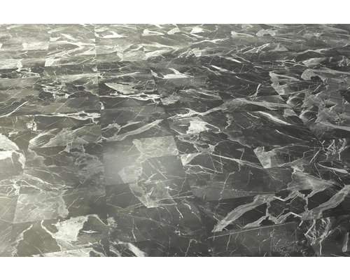 Golvyta med golvplattor i marmorlook