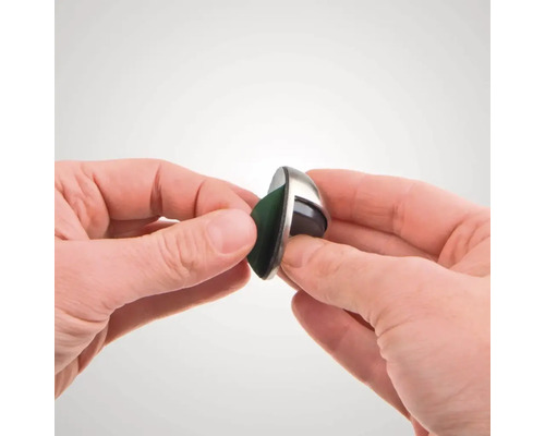 Dörrstoppare av rostfritt stål hålls av händer