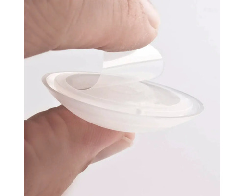 Transparenta diskhopproppar tas bort från fingret.