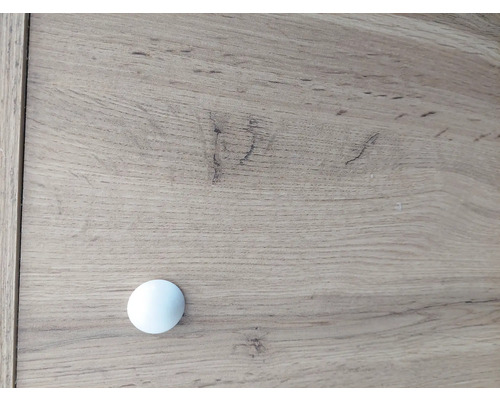Detaljvy av en byrå med knopphandtag