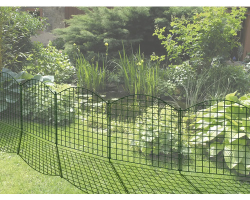 Dekorativt trädgårdsstaket i metall för rabattbegränsning i trädgården.