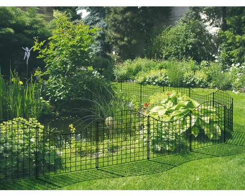 Dekorativ trädgårdsstaket av metall för att skydda växter och dammar