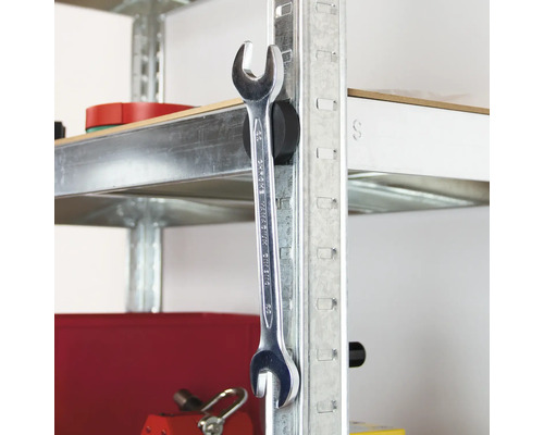 Skiftnyckel fäst magnetiskt på hylla