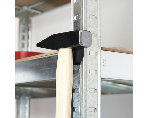 Hammare med trähandtag i en metallhylla