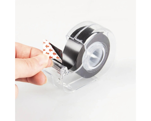 Tejpdispenser med svart tejp i användning