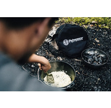 Matlagning i en holländsk ugn med Petromax-väska och en skål med musslor utomhus