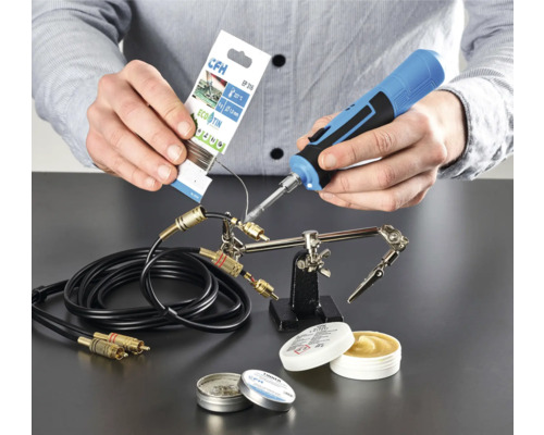 Lödarbete med lödkolv, lödtenn och kabel