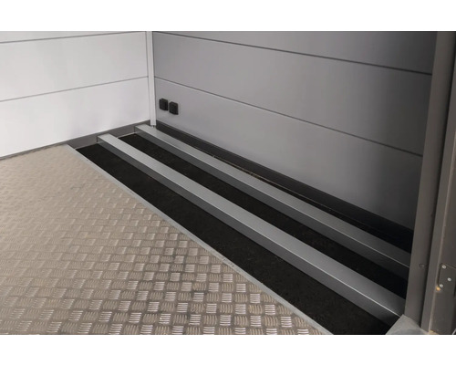 Invändig vy av en släpvagn med ramp och aluminiumgolv