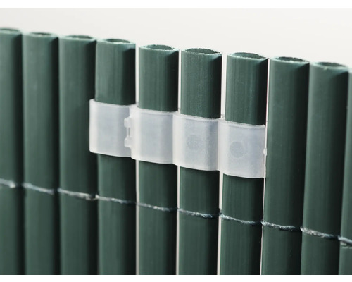 Sichtskyddsstaket med transparenta fästklämmor