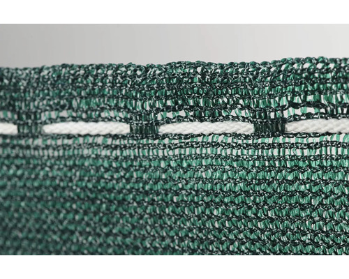 Närbild av en grön insynsskydd med vita fästöglor