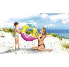 Mor och dotter håller en badring på stranden