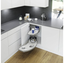 Kökshörn med utdragbar vridplatta för hörnskåp, utrustad med porslin och köksredskap för optimalt utnyttjande av utrymmet.