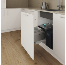 Diskho med avfallssorteringssystem i ett vitt köksskåp