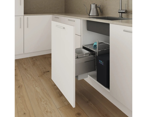 Diskho med avfallssorteringssystem i ett vitt köksskåp