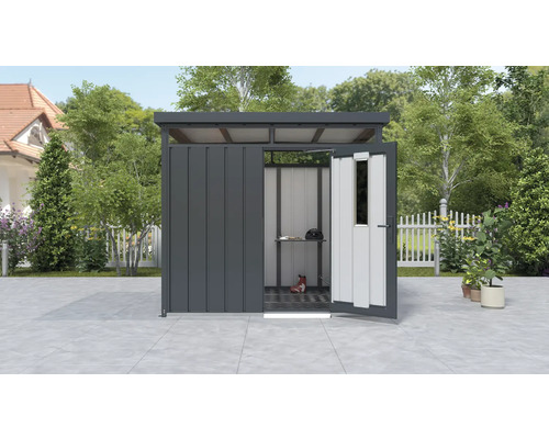 Trädgårdsskjul med öppen dörr, hylla och trädgårdsredskap