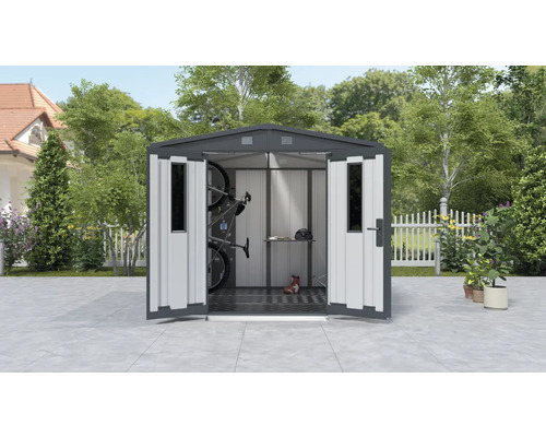 Trädgårdsskåp med öppna dörrar och trädgårdstillbehör