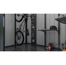 Garage med cykelupphängningssystem, verktygsvägg, hyllor och trädgårdsredskap