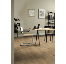 Ljust rum med trägolv, skrivbord, stol och hylla