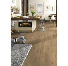 Modernt kök med trägolv och köksö