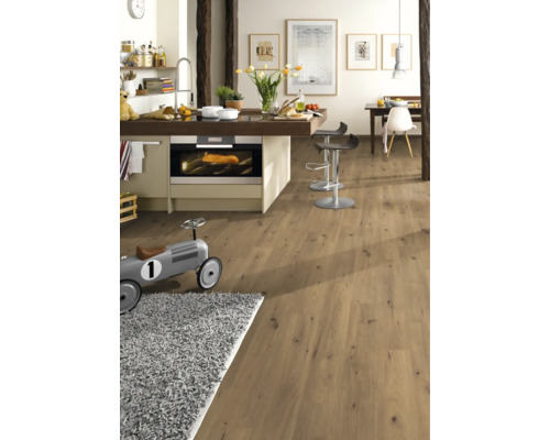 Modernt kök med trägolv och köksö