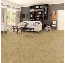 Vardagsrum med soffa, bokhylla och fiskbensparkett