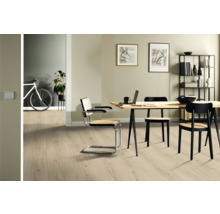 Ljust vardagsrum med trägolv, matbord och stolar.