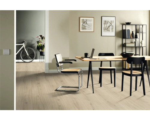 Ljust vardagsrum med trägolv, matbord och stolar.