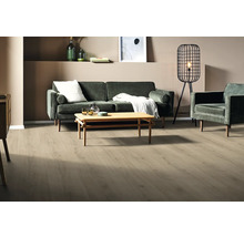 Vardagsrum med soffa, fåtölj, bord och golv