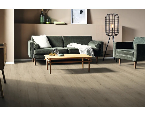 Vardagsrum med soffa, fåtölj, bord och golv