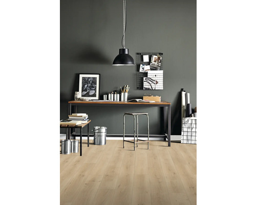 Arbetsrum med skrivbord, stol, hänglampa och dekoration