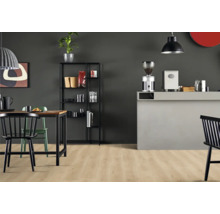 Inredning med bord, stolar, hylla och pentry