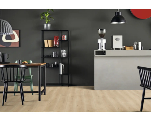 Inredning med bord, stolar, hylla och pentry