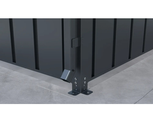 Detaljvy av metallstängselhörn med regnavlopp och markfäste