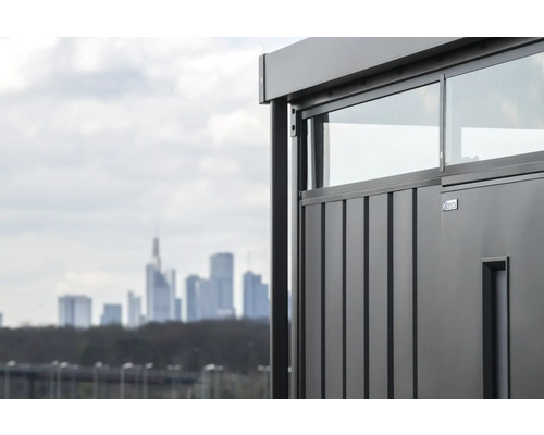 Detaljvy av ett terrassöverdrag med skjutvägg och Konsta-logotyp