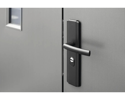 Närbild av en grå dörr med ett svart dörrhandtag