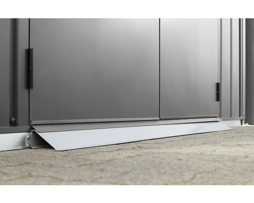 Detaljvy av en redskapsbodsdörr med väderskyddslist