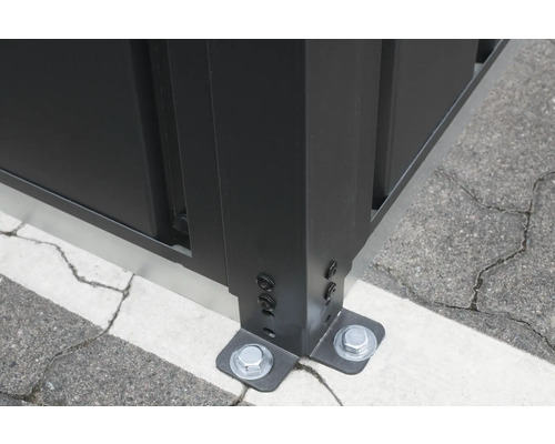 Detaljvy av ett stängselelement med skruvmontering i marken