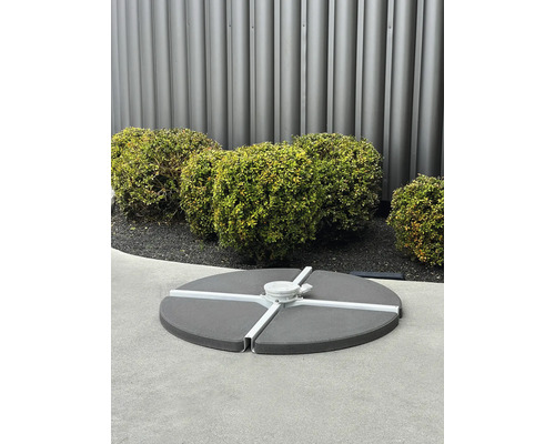 Parasollfot av betong med metallkryssfot