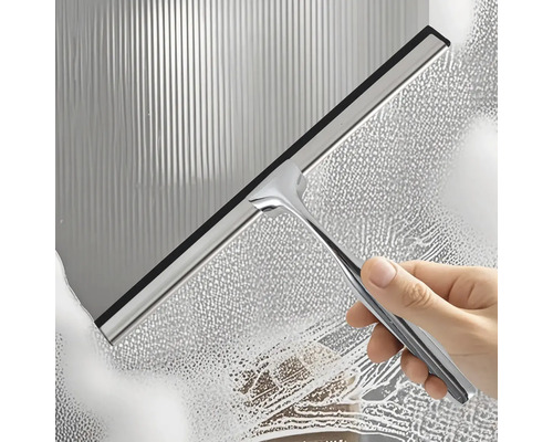 Hand använder duschskrapa för att rengöra en duschvägg