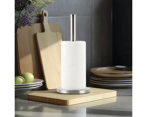 Köksscen med hushållspappershållare i rostfritt stål och pappersrulle